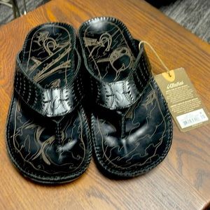 Olukai Hoe Black men’s size 10 sandals